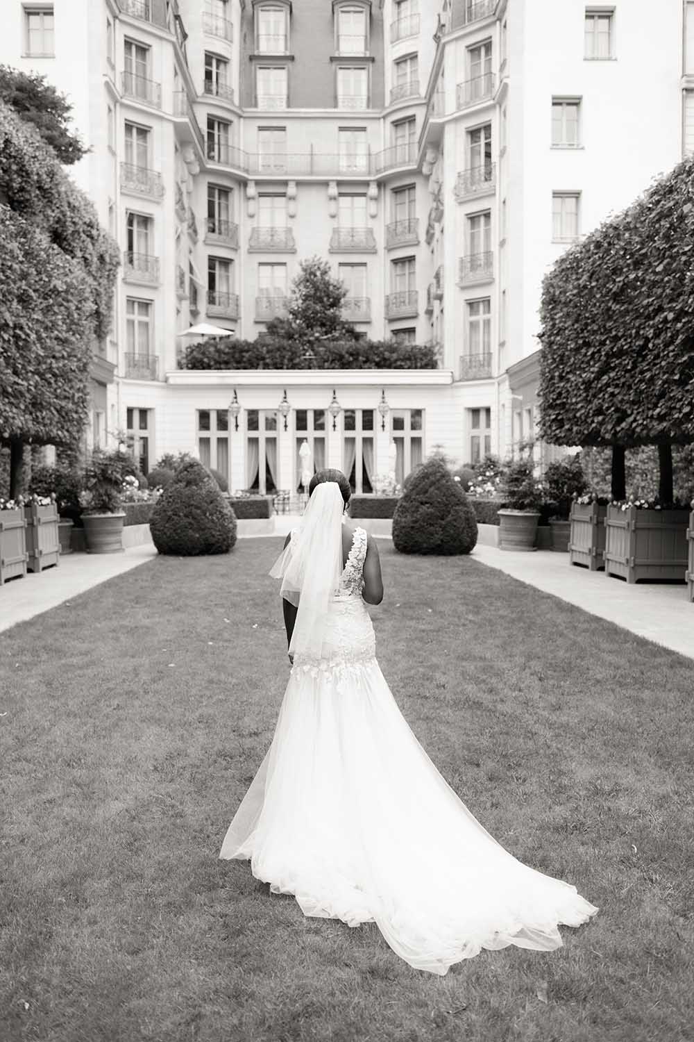 bride in the garden in the ritz paris